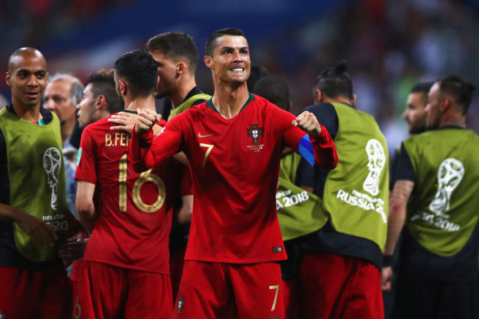 <p>Lord Helmchen: Portugals Kicker Cristiano Ronaldo geht nicht ohne seine stahlharte Gel-Frisur aufs Spielfeld – hier nach dem Unentschieden gegen Spanien am 15. Juni 2018 in Sotschi. (Bild: Dean Mouhtaropoulos/Getty Images) </p>