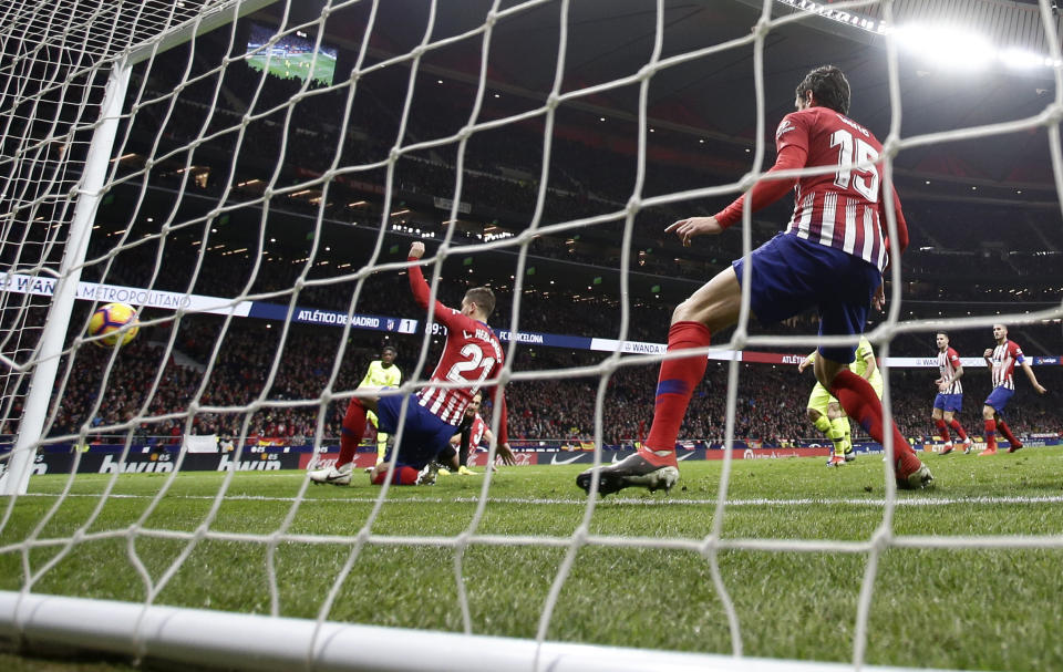 Barcelona's Ousmane Dembele, left, scores his side's opening goal during a Spanish La Liga soccer match between Atletico Madrid and FC Barcelona at the Metropolitano stadium in Madrid, Saturday, Nov. 24, 2018. (AP Photo/Manu Fernandez)