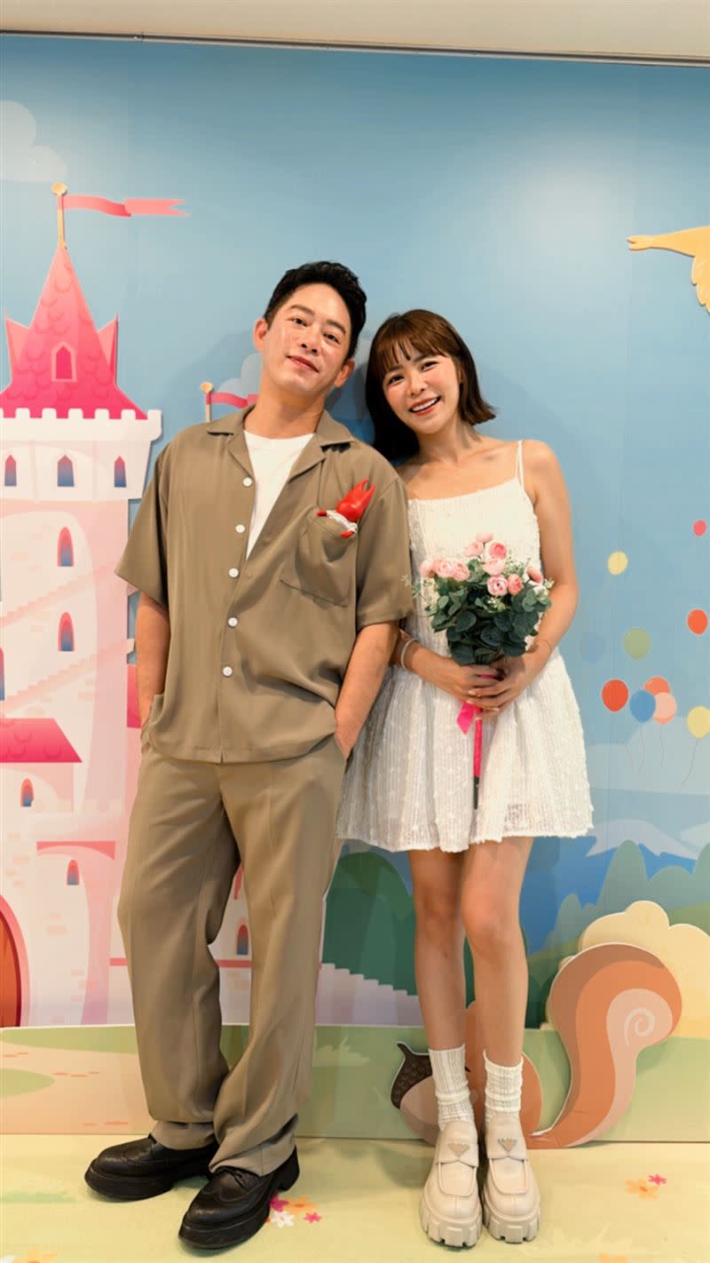 Junior（左）與林萱瑜帶小鬼公仔登記結婚。（圖／經紀人提供）