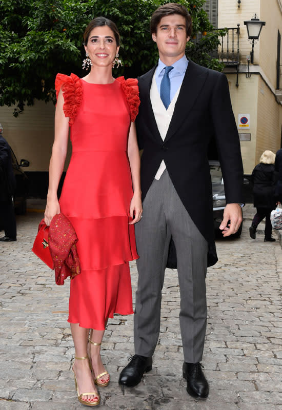 Un look rojo de inspiración 'flamenca', el conjunto de invitada de Belén Corsini en la de su hermano