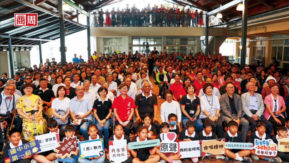 在音樂中傳承文化，原聲中小學開學囉！今年9月，原聲實驗中小學在從前廢校的南投縣光明國小校地成立，已招收到60名學生，創辦人馬彼得（第2排左7）露出喜悅的微笑。(攝影者．駱裕隆)