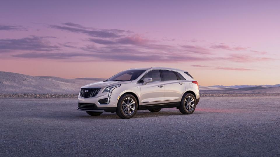 2023 cadillac xt5 premium luxury shown in crystal white tricoat with 20” alloy wheels, front 34 angle