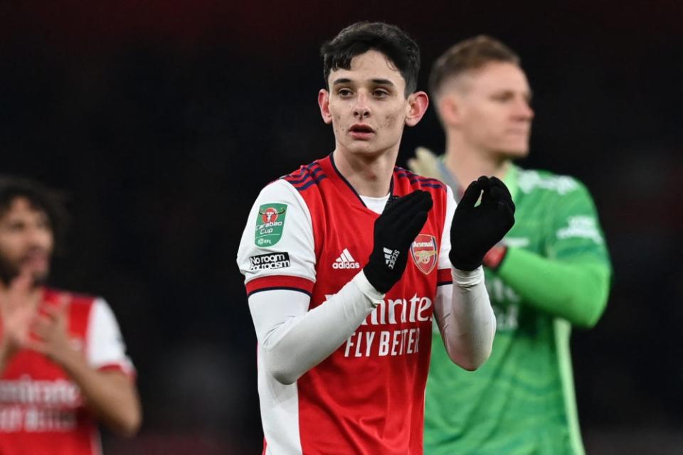 El centrocampista del Arsenal Charlie Patiño, que marcó en su debut, aplaude a los aficionados en el campo después del partido de cuartos de final de la Copa EFL entre Arsenal y Sunderland en el Emirates Stadium de Londres el 21 de diciembre de 2021. (Foto de: Glenn Kirk/Agencia de prensa francesa )