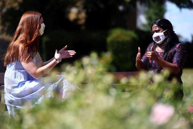 Mangai Sutharsan, directora de Empowering Deaf Society, usa el lenguaje de signos con la intérprete Leanne Barsdell en Londres