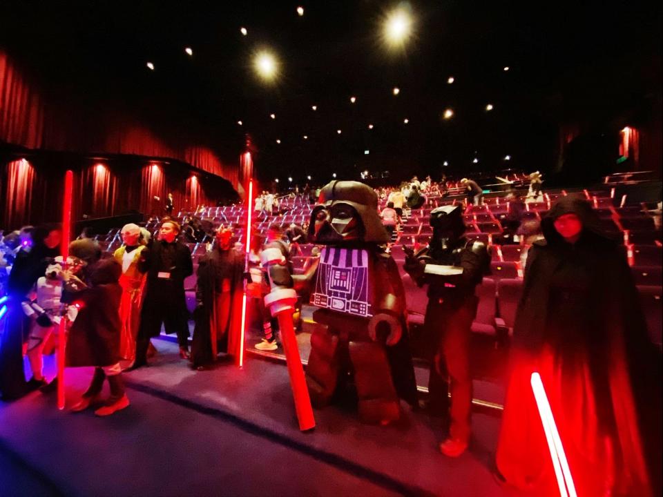 《STAR WARS : 天行者的崛起》星際大戰正傳電影系列的第九部作品，同時也是精心策劃超過40年的傳奇完結篇。