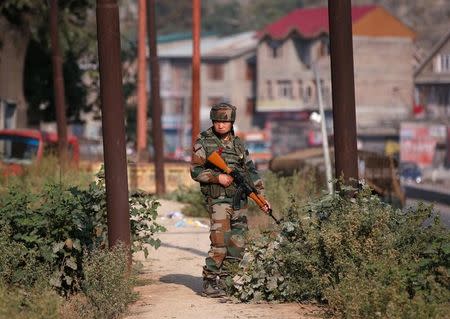 An Indian army soldier stands guard alongside a street on the outskirts of Srinagar, India, September 20, 2016. REUTERS/Danish Ismail