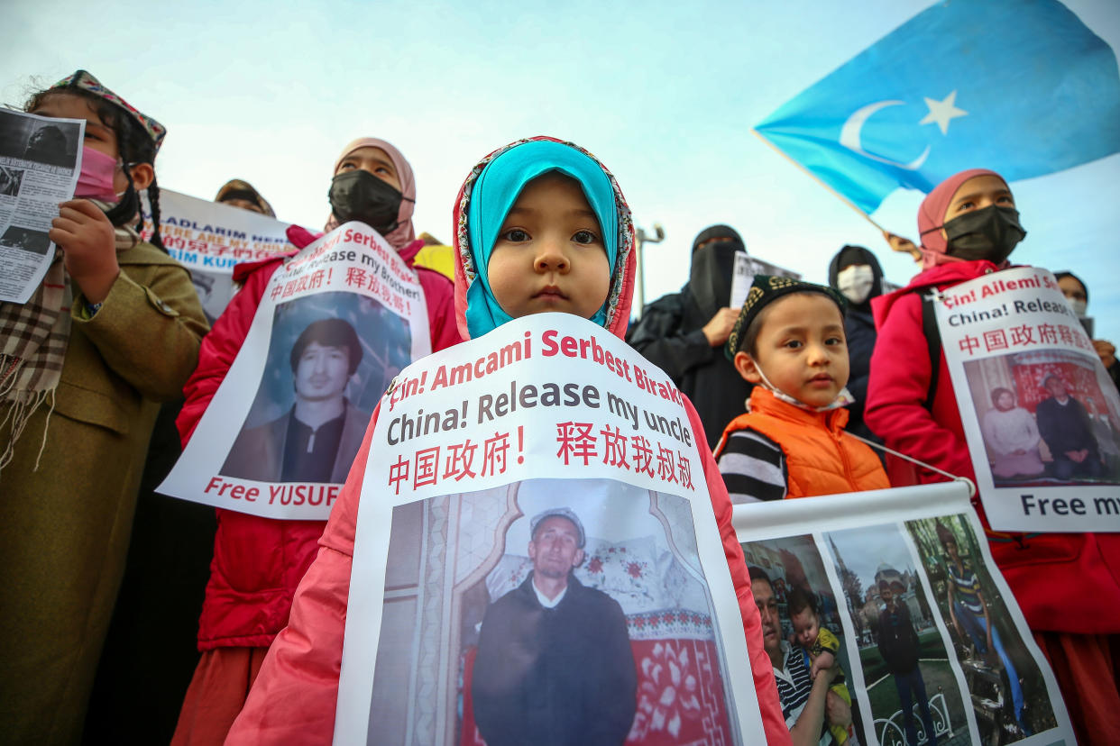 Uiguren protestieren im Februar vor dem chinesischen Generalkonsulat in Istanbul (Bild: Mehmet Eser/Anadolu Agency via Getty Images)