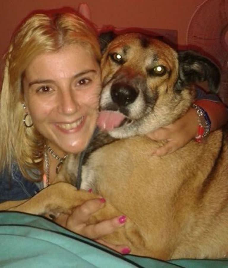 Natalia Sánchez junto a Dardo, el perrito que -tras ser víctima de maltrato- fue adoptado legalmente