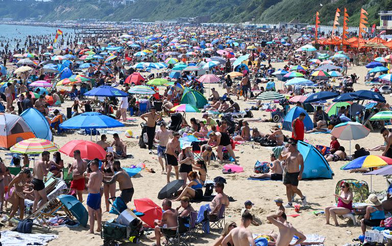 Una playa llena de gente en Bournemouth, Inglaterra, durante la ola calor de junio