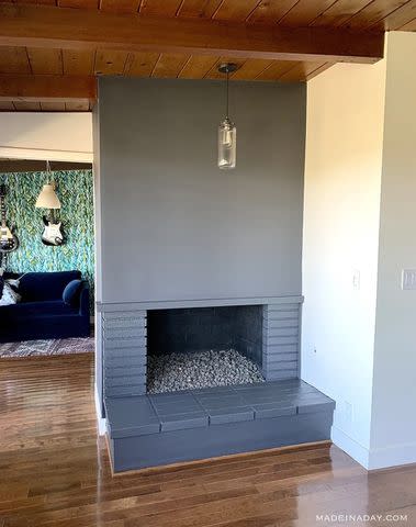 <p><a href="https://madeinaday.com/how-to-paint-a-fireplace/" data-component="link" data-source="inlineLink" data-type="externalLink" data-ordinal="1">Made in a Day</a></p>