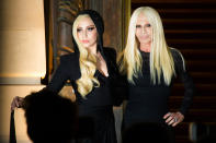 <p>Donatella Versace und Popstar Lady Gaga sind wahrscheinlich die größten Fans voneinander. Die Sängerin wurde als Gesicht von Versace engagiert und von der Designerin mit einem Haufen von Geschenken überrascht. Auf ihrem „Artpop“-Album widmete Lady Gaga ihrer Freundin Donatella Versace sogar einen Song und trug während ihrer Tour („Born This Way Ball“) ausschließlich Versace-Kostüme. (Bild: AP Photo) </p>