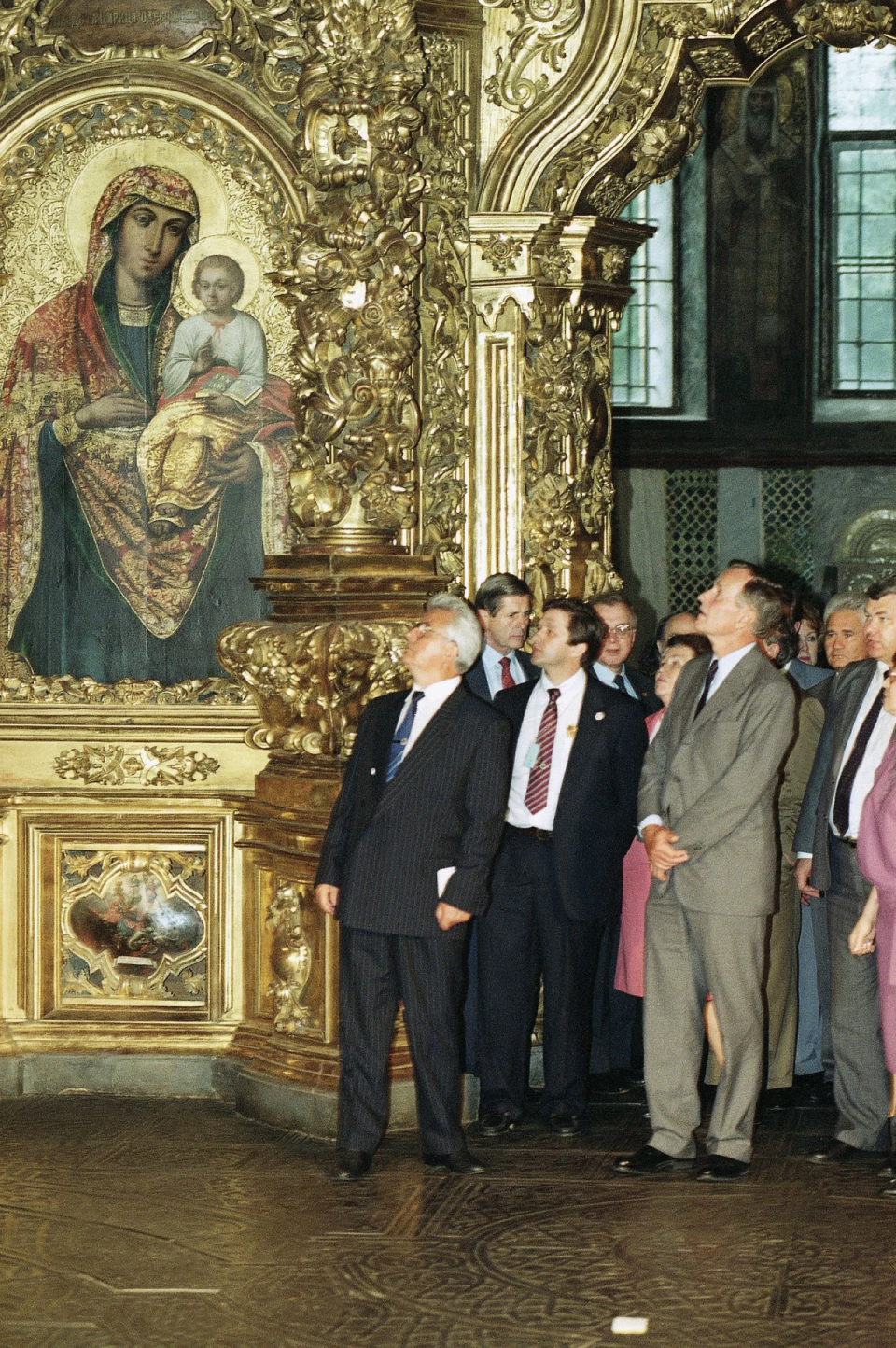 Kravchuk and H.W. Bush in Kyiv's St. Sophia Cathedral, 1991 <span class="copyright">AP</span>