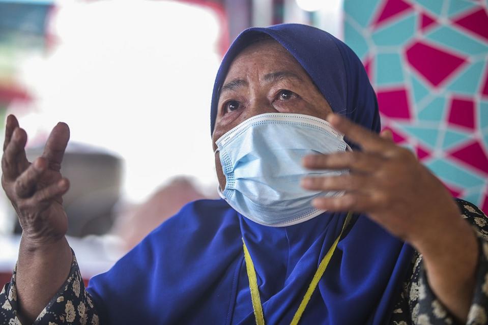 Siti Zaharah Abdul speaks to Malay Mail during an interview at her food stall in Taman Melati, Gombak October 27, 2020. — Picture by Hari Anggara