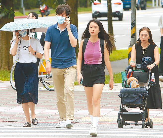 中央氣象局25日發布高溫特報，大台北地區為黃色高溫警戒，不少民眾不怕高溫曝曬外出逛街。（實習攝影記者洪啟祐攝）