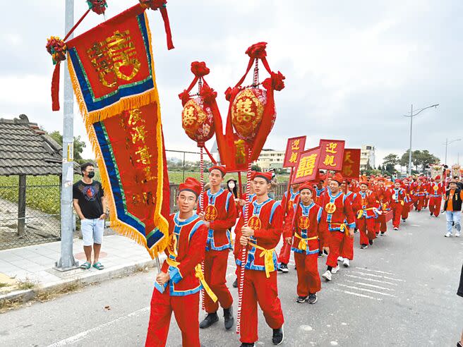 台中忠福堂的廣澤尊王隆重到雲林土庫鳳山寺迎娶妙應仙妃。（周麗蘭攝）