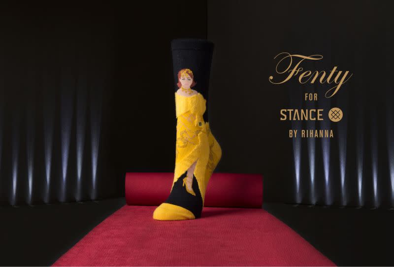 <p>Das Label “Stance” ist für seine außgerwöhnlichen Socken bekannt. Der neuste Coup: Socken mit Rihannas ikonischsten Looks, darunter die kanariengelbe Couture-Kreation von Guo Pei, die die Sängerin bei der Met Gala 2015 trug und das legendäre “Naked Dress” – eine kristallbesetzte Robe, mit der Rihanna 2014 bei den CFD-Awards für Schlagzeilen sorgte. Das Zweier-Set Socken kostet umgerechnet etwa 43 Euro. (Bild: stance.com) </p>