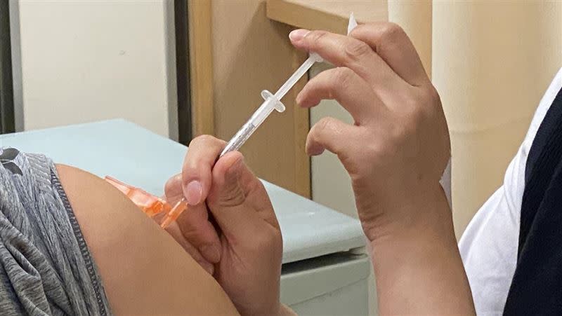 接種疫苗後猝死事件頻傳，不少人怕到不敢打。（圖／台北慈濟醫院提供）