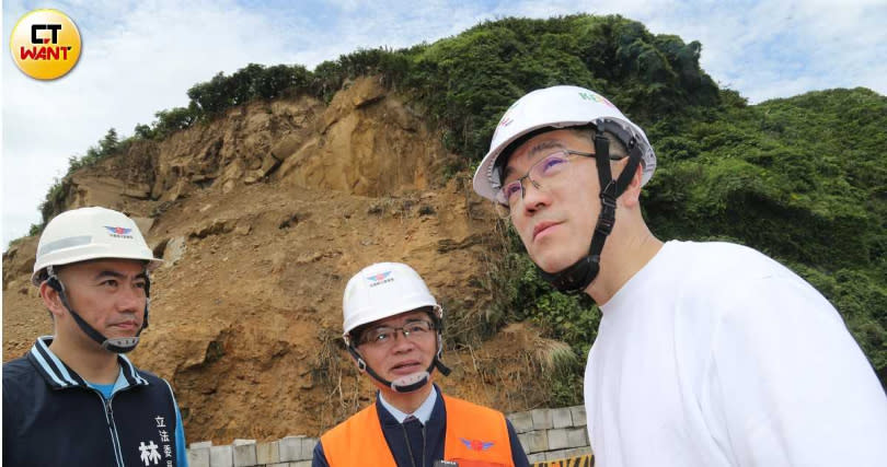 交通部長李孟諺（中）、基隆市長謝國樑（右）、立委林沛祥（左）在10日上午赴山崩工區視察，感謝施工人員的辛勞。（圖／黃鵬杰攝）