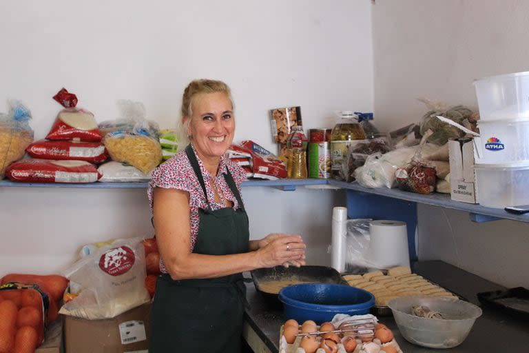 Roxana, una de las cocineras que quedó de la gestión de las hermanas Abreu 