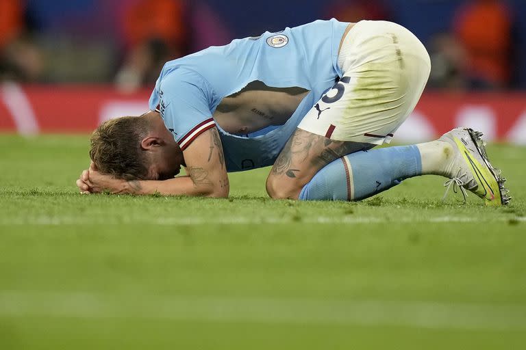 John Stones terminó con la camiseta rota por un forcejeo con Gosens en un córner