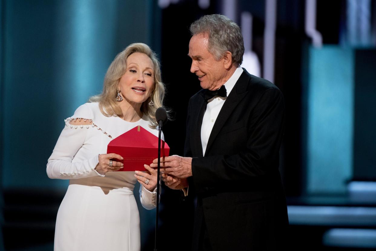 Envelope mix-up: Faye Dunaway and Warren Beatty at the Oscars: Phil McCarten/AMPAS/EPA