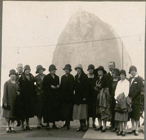 Marie Curie y su hija Irène visitan el Pan de Azúcar en Rio de Janeiro.