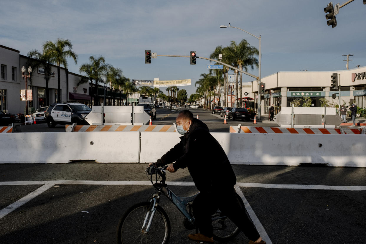 Una persona pasa en bicicleta cerca de donde un atacante asesinó a tiros a 10 personas la noche anterior, en Monterey Park, California, el 22 de enero de 2023. (Mark Abramson/The New York Times).