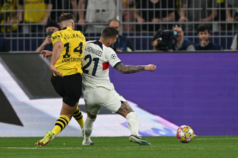 Dortmund's Niclas Fuellkrug (L) scores his side's first goal during the UEFA Champions League semi-final first leg soccer match between Borussia Dortmund and Paris Saint-Germain at Signal Iduna Park. Federico Gambarini/dpa