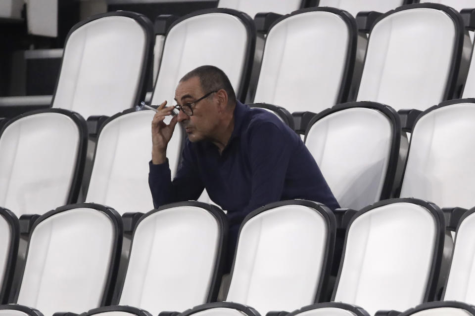 ARCHIVO - En este sábado del 1 de agosto de 2020, el técnico de Juventus Maurizio Sarri observa desde la grada el partido contra la Roma por la Serie A italiana. Sarri ha sido nombrado como nuevo técnico de Lazio. (AP Foto/Luca Bruno, archivo)