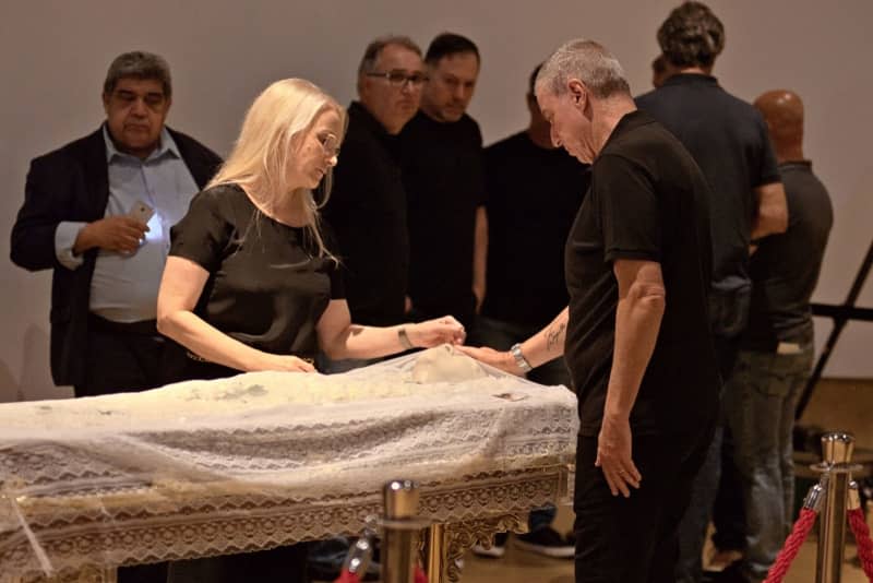 People attend the funeral for former player and former coach of the Brazilian national team Mario Zagallo, whose body was laid to rest at the headquarters of the Brazilian Football Confederation (CBF) in Barra da Tijuca. Saulo Angelo/TheNEWS2 via ZUMA Press Wire/dpa