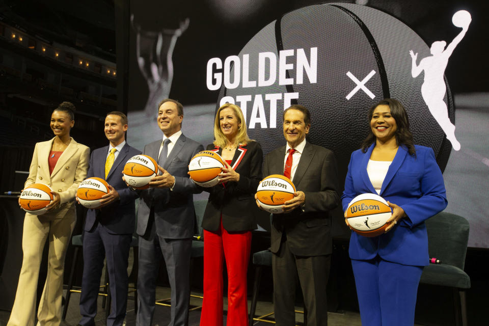 ESPN reporter Malika Andrews (from left), Golden State Warriors president and chief operating officer Brandon Schneider, Warriors co-executive director and chief executive officer Joe Lacob, WNBA commissioner Cathy Engelbert, Warriors co-executive director Peter Guber and San Francisco mayor London Breed pose for a group photo during a news conference on Oct. 5, 2023, to announce an expansion WNBA franchise in the San Francisco Bay Area at Chase Center. (D. Ross Cameron/USA TODAY Sports)