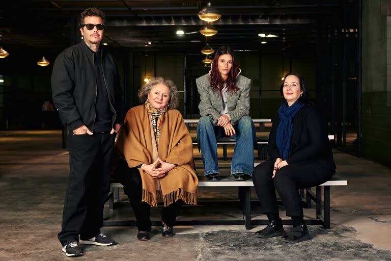 El productor Sebastián Ortega junto a las actrices Rita Cortese, Valentina Zenere y Ana Garibaldi