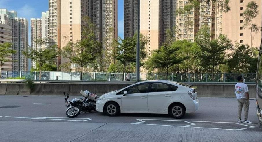 秀茂坪有私家車與警察電單車相撞，警員受傷送院。