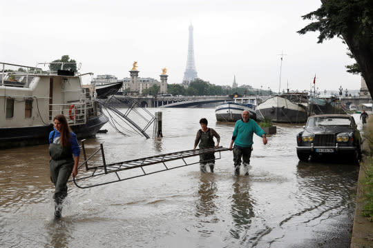 Thousands evacuated as floods batter Paris region