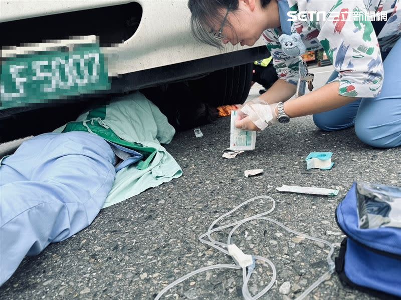 59歲婦人遭聯結車捲入車底，護理師救人心切，趴車輪旁施救。（圖／翻攝畫面）