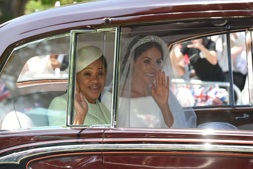 <p>Während die Braut gemeinsam mit ihrer Mutter zur Kirche fährt, trifft die Königliche Familie bereits an der St.-George Kapelle ein… (Bild: Getty Images) </p>