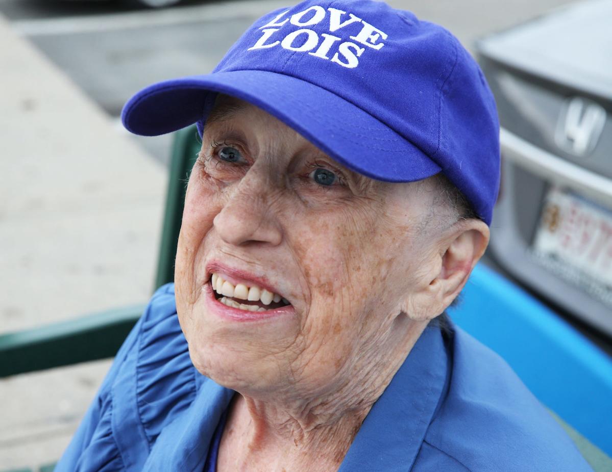 love-lois-how-an-80-year-old-woman-battling-cancer-became-a-local