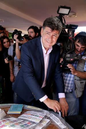 Paraguayan presidential candidate Efrain Alegre of GANAR coalition casts his vote in a polling station in Asuncion, Paraguay, April 22, 2018. REUTERS/Jorge Adorno