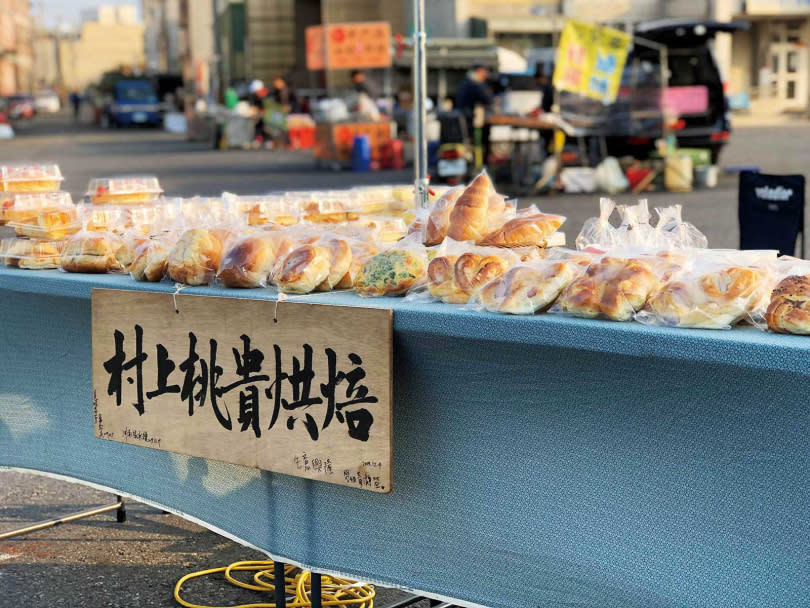 郭明昌夫妻以當地食材做出美味麵包及甜點，並選擇流動夜市擺攤，幾年下來獲得不少忠實顧客。（圖／高靜玉攝）