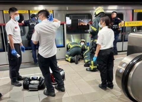 台北捷運民權西路站發生旅客落軌，救護人員到場搶救。（翻攝畫面）