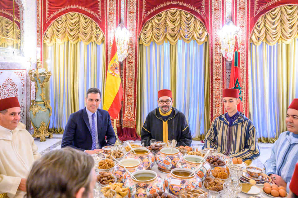 Pedro Sánchez en Marruecos junto a Mohamed VI en Marruecos. (Foto: Moroccan Royal Palace via AP)