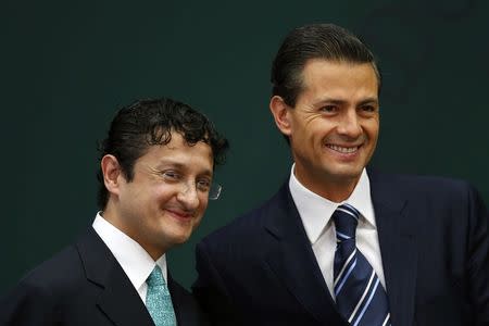 Mexico's President Enrique Pena Nieto (R) and new Secretary of the Public Administration Virgilio Andrade Martinez smile during the oath ceremony at Los Pinos Presidential house in Mexico City February 3, 2015. REUTERS/Edgard Garrido