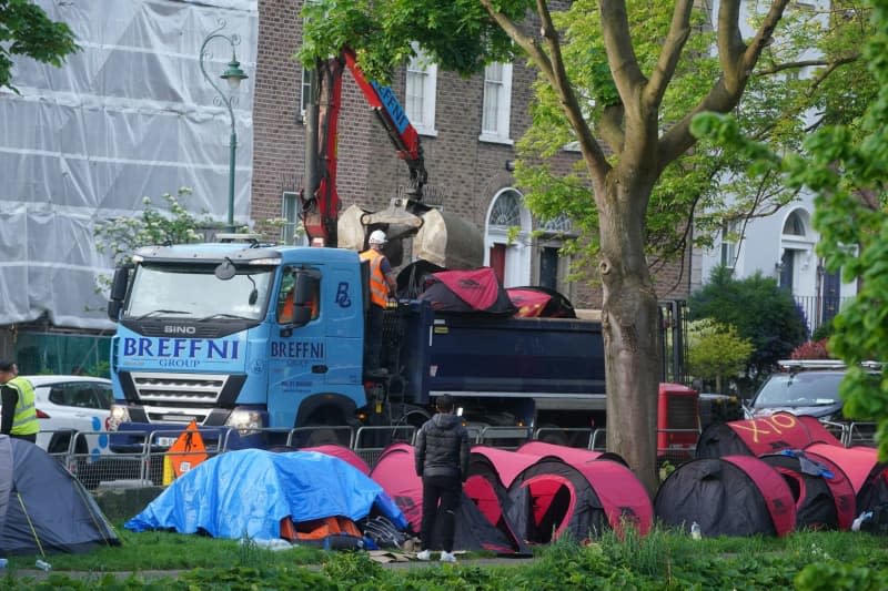 An early morning operation to remOve tents which have been pitched by asylum seekers along a stretch of the Grand Canal. The asylum claimants moved into the area after another makeshift migrant camp surrounding the International Protection Office (IPO) on Mount Street, Dublin, was dismantled in multi-agency operation last week. Brian Lawless/PA Wire/dpa
