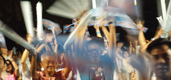 Spirits and emotions ran high as the crowd erupted into a flurry of waving flags, clappers and whistles at every strong statement made. (Yahoo! photo / Aeron Chew)