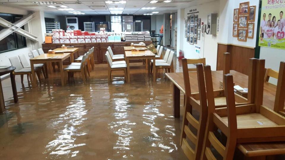 極端氣候的強降雨，造成「育成蕃薯藤餐廳」嚴重淹水   圖:育成社會福利基金會提供