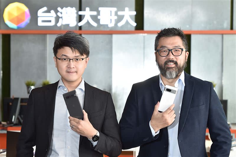 台灣大哥大再度攜手Google，開賣Google Pixel 7系列與Google Pixel Watch，圖左為台灣大商務長林東閔、右為Google台灣裝置服務策略合作資深總監詹宗翰。（圖／台灣大提供）