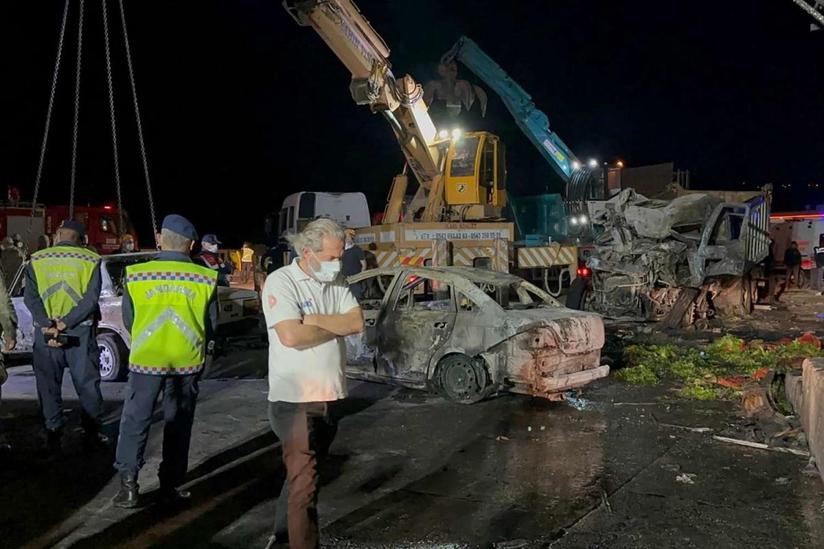 Türkiye’de çok araçlı çarpışmada en az 12 kişi öldü, 31 kişi yaralandı.