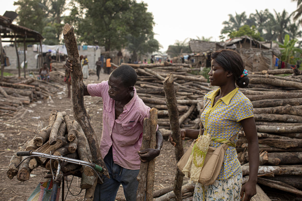 Un horno para fabricar carbón vegetal, usado comúnmente para cocinar, junto a un afluente del río Congo en Mbandaka, República Democrática del Congo, el 16 de marzo de 2022. (Ashley Gilbertson/The New York Times)