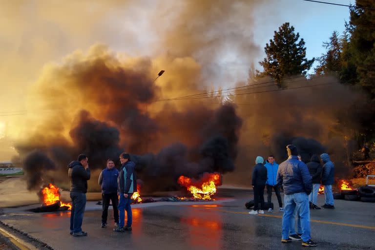 Los taxistas bloquearon el ingreso a la terminal de ómnibus de Bariloche