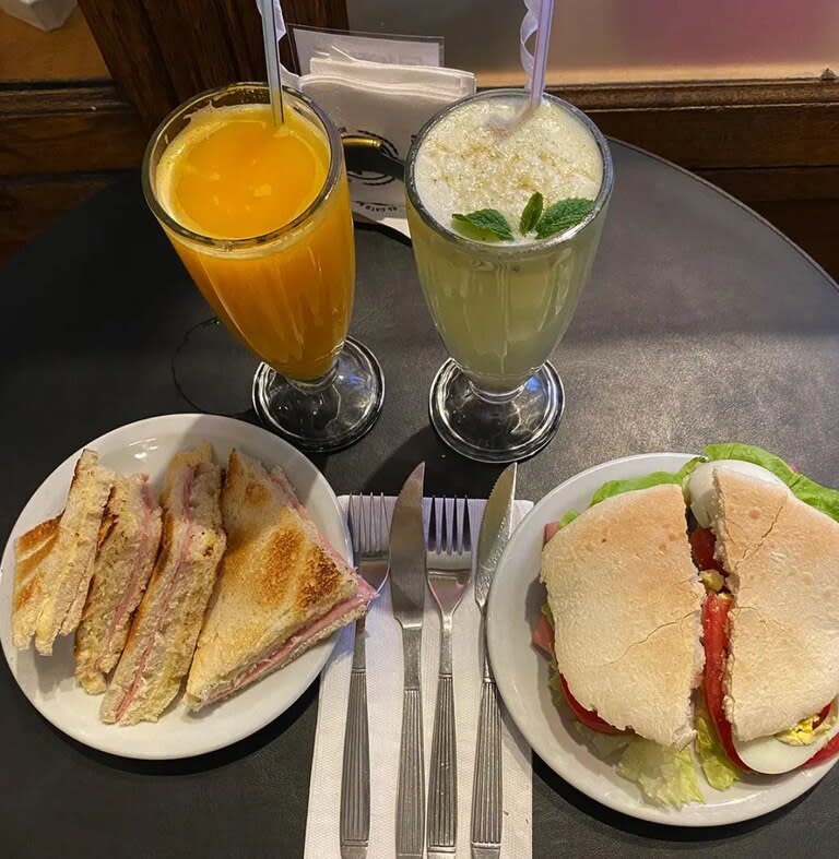 En El Gato Negro maridan sándwiches clásicos con los jugos y licuados más frescos.